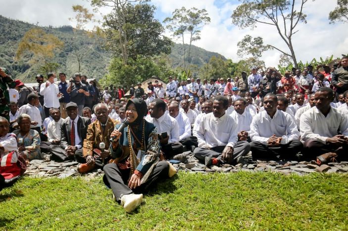Mensos Risma Janji Pasang 10 Panel Surya di Puncak Jaya Papua
