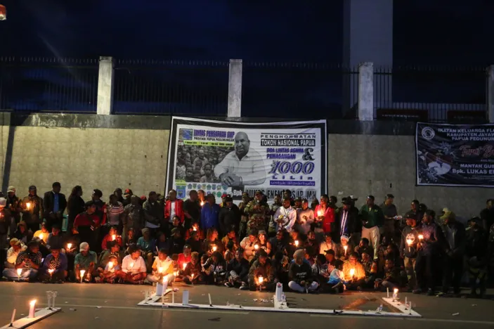 Doa Lintas Agama dan Pemasangan 1000 Lilin Untuk Almarhum Lukas Enembe