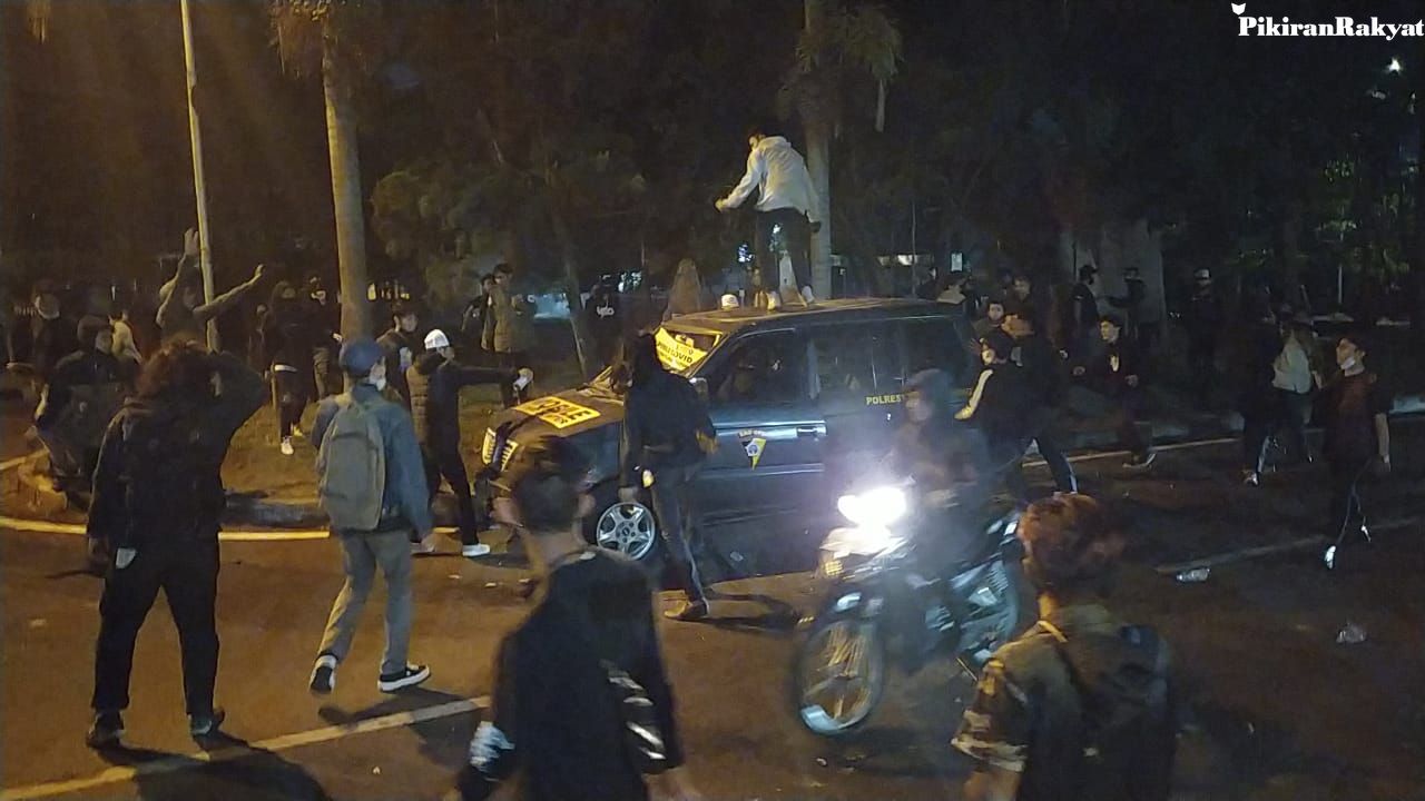 tegang-pendemo-tolak-uu-ciptaker-ricuh-terkapar-kena-gas-air-mata