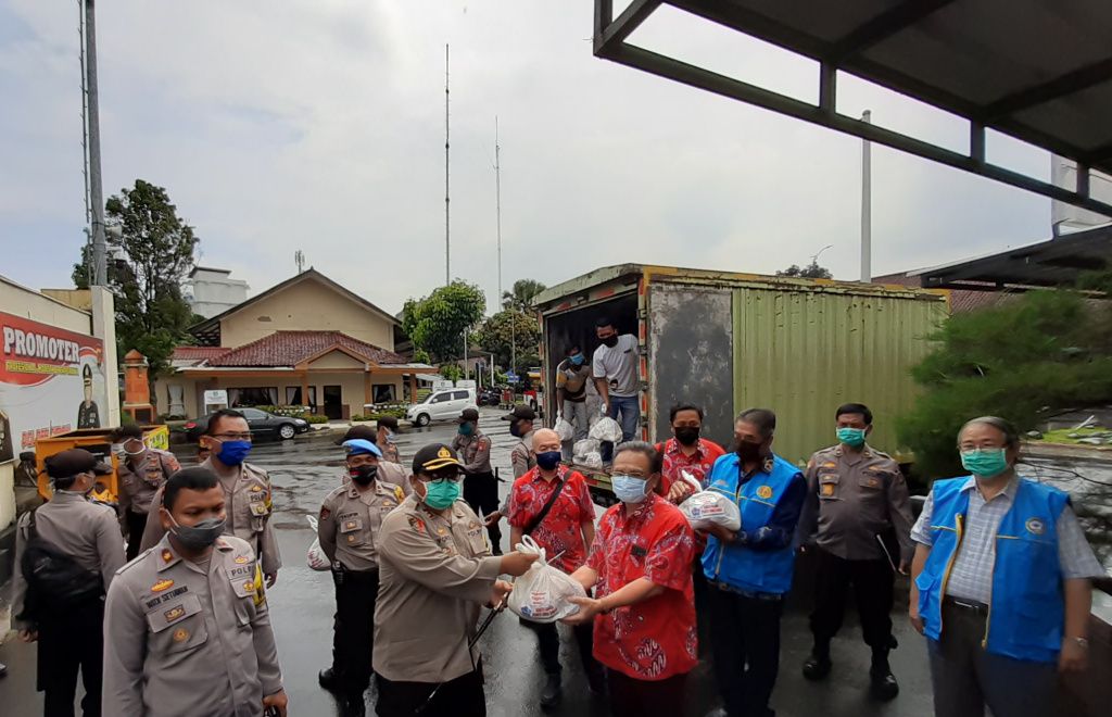 Masyarakat Tionghoa Titip 1.000 Paket Sembako ke Polres Cimahi