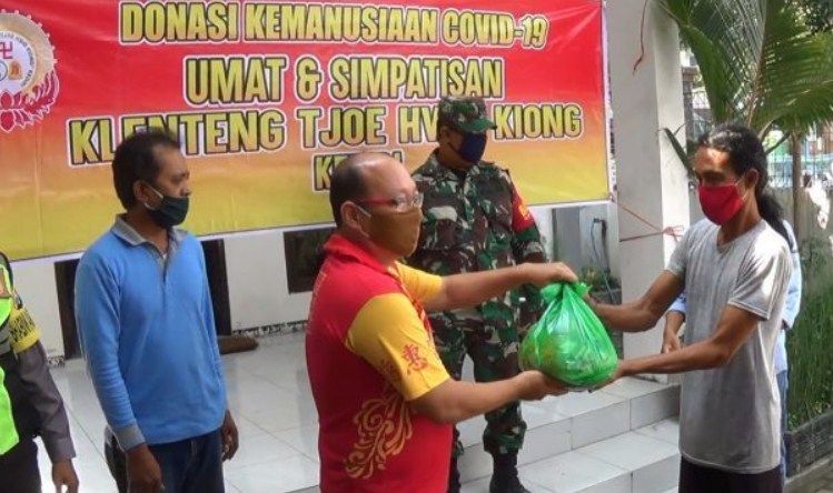 Klenteng Tjoe Hwie Kediri bagi Sembako ke Warga Terdampak COVID-19