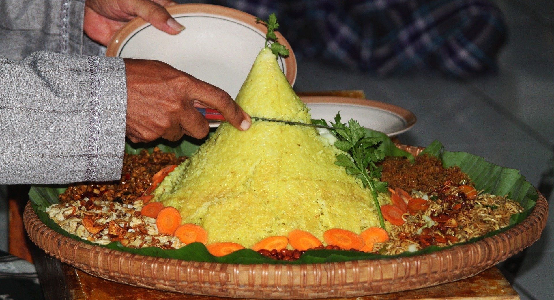 Viral Video Penceramah Sebut Bikin dan Makan Nasi Tumpeng Otomatis Masuk Agama Hindu