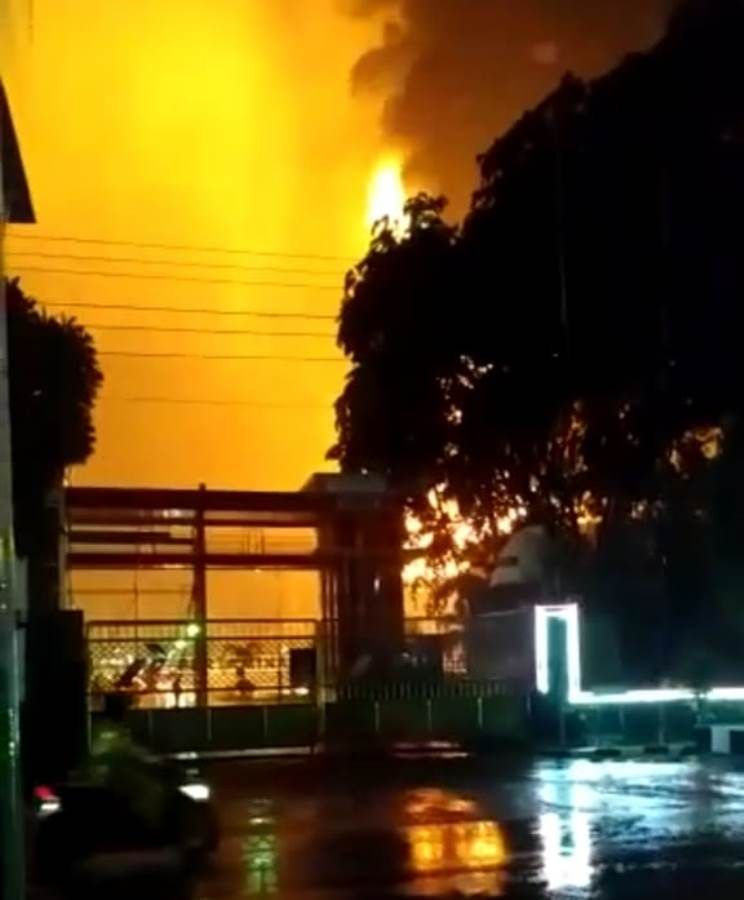 breakingnews--tangki-kilang-pertamina-up-iv-cilacap-terbakar