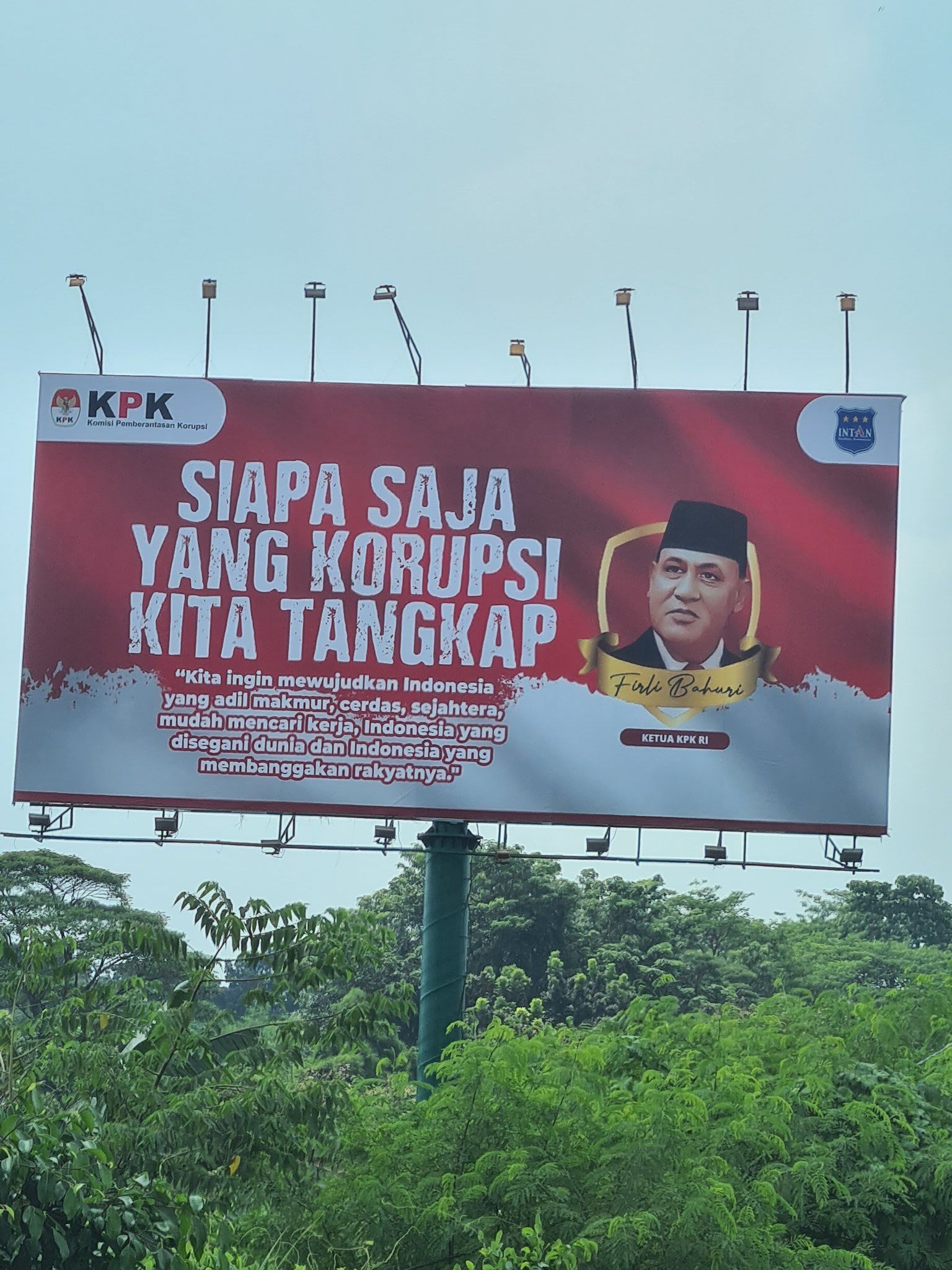 netijen-kecam-aksi-baliho-firli-bahuri-memalukan-kpk