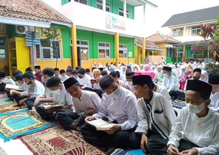 MUI Banten Keluarkan Fatwa Hukum Membaca Al Qur'an di Trotoar, Bisa Makruh dan Haram