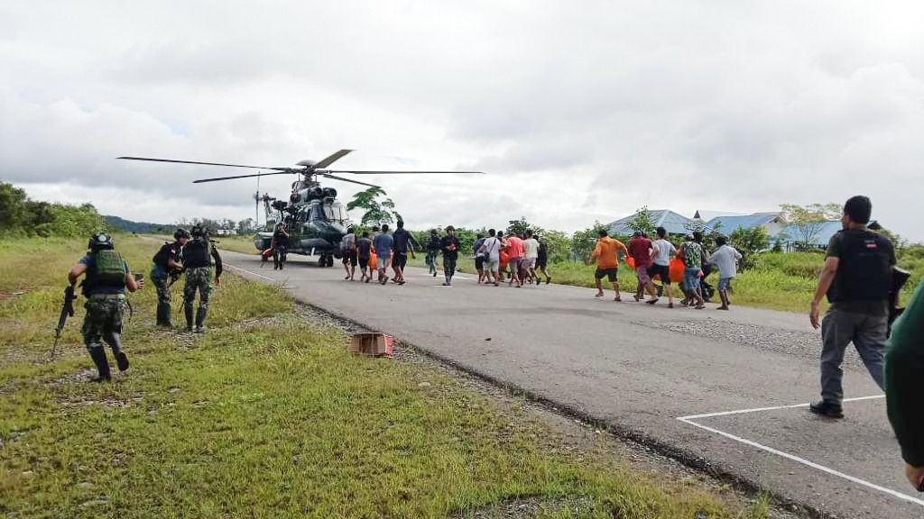 Warga Bersatu Bawa Busur dan Panah Usir KKB di Intan Jaya, Papua Tengah