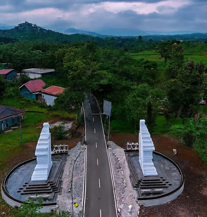 perbatasan-jawa-barat-vs-jawa-tengah-kontras-tajam-jalan-mulus-dan-gapura-megah