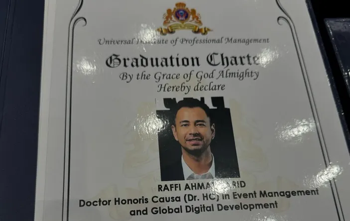 Punya Andil Besar di Dunia Hiburan, Raffi Ahmad Raih Gelar Doktor Kehormatan