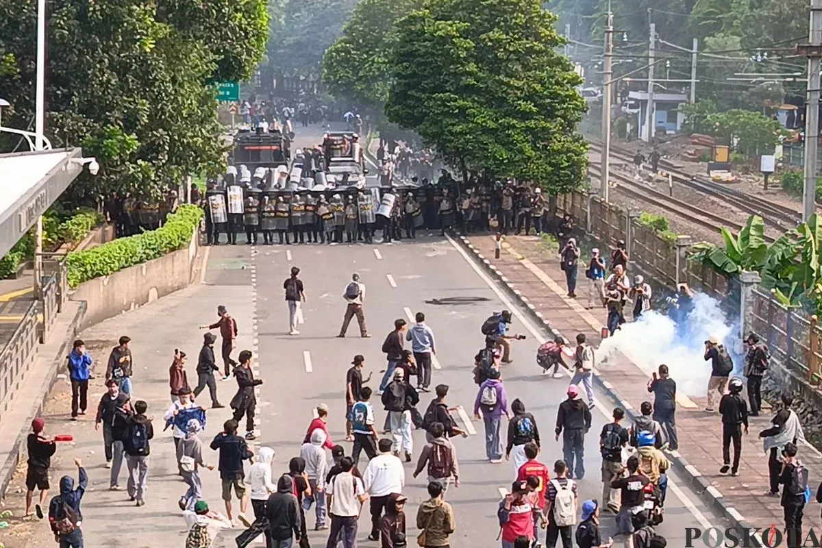 Demo 25 Agustus di DPR Ricuh, Massa Serang Mobil Mewah