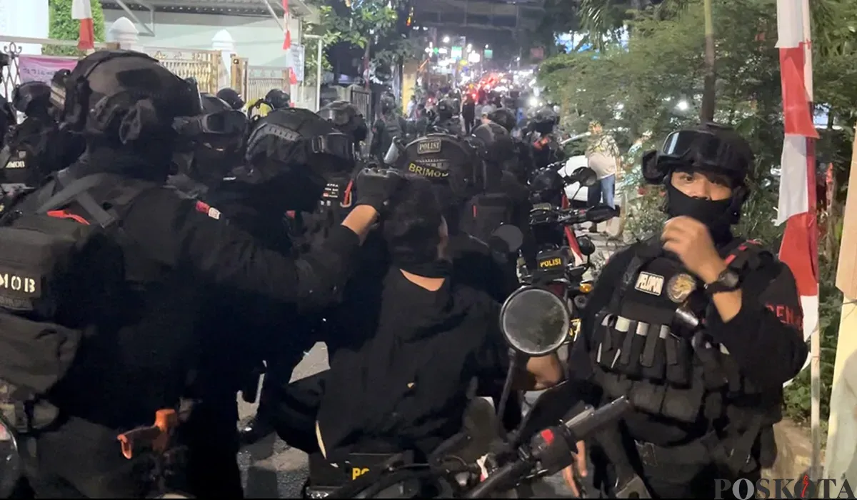 Beredar Driver Ojol Tewas Terlindas Mobil Brimob saat Bentrok Demonstran Polisi