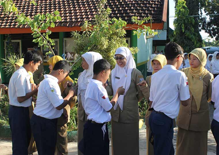 Menghormati Guru, Sesuatu yang Harus Di Biasakan Kembali
