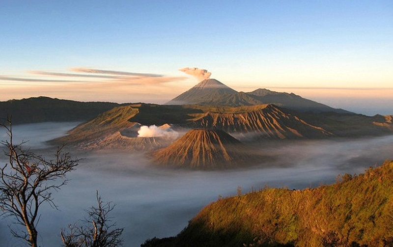 7 Rekomendasi Wisata Gunung Berapi di Indonesia