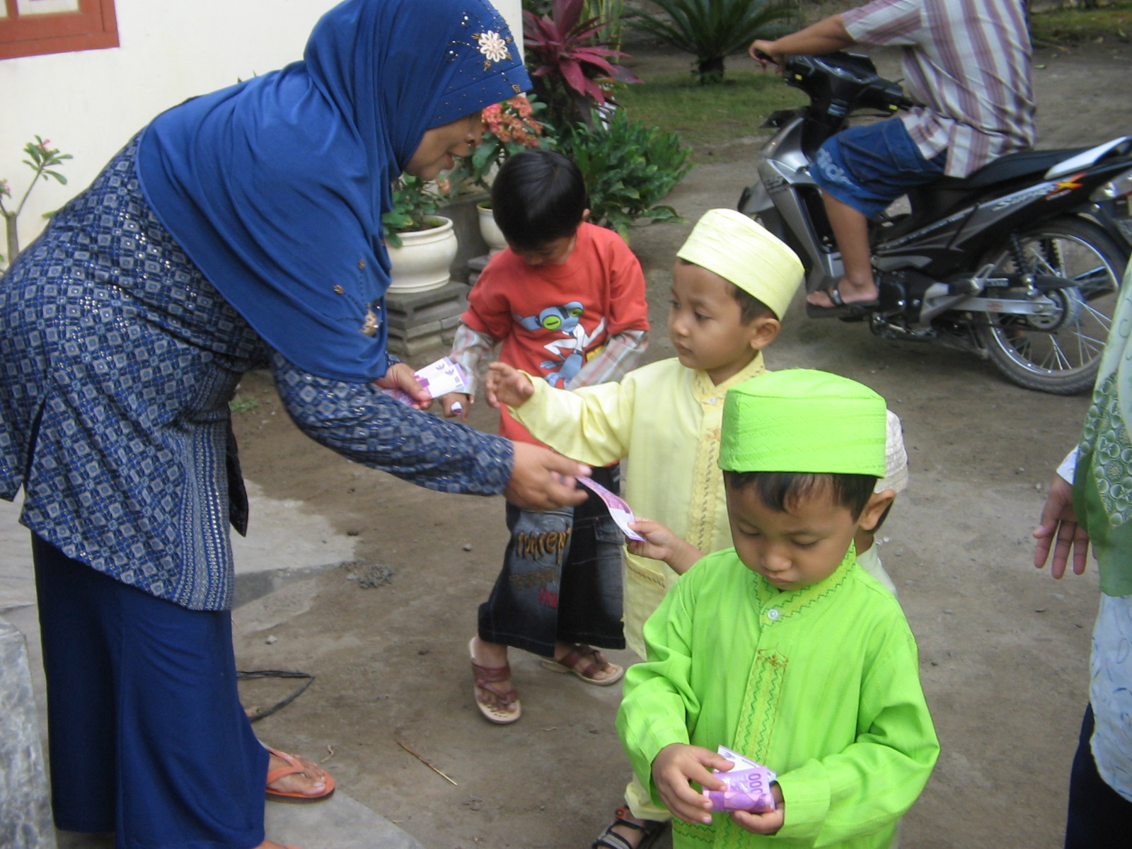 Tradisi Bagi-Bagi Duit Saat Lebaran Yang Selalu Dinantikan Anak-Anak