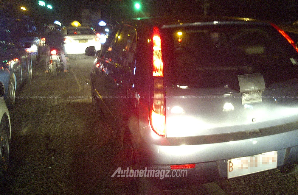 Spyshot mobil TATA Indica di jalanan Jakarta