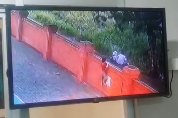 Asyik Mesum saat Masih Pakai Seragam Sekolah, 2 Pelajar Ini Tak Sadar Terekam CCTV