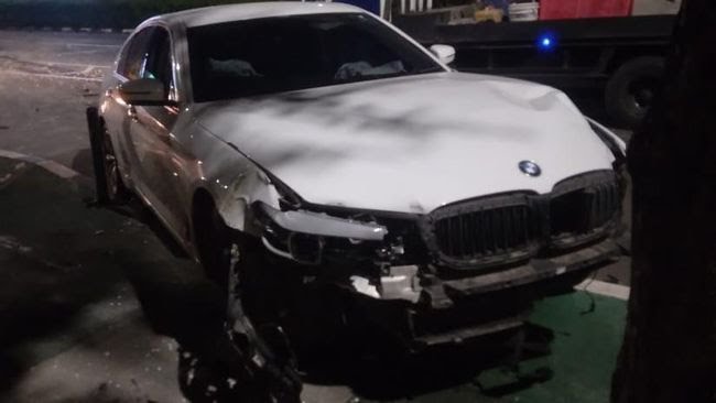 Mobil BMW Ringsek Tabrak Tiang Listrik di Senayan