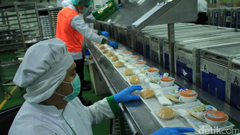 Mengintip Pembuatan Makanan Pesawat yang Gak Segampang Bikin Masakan di Rumah