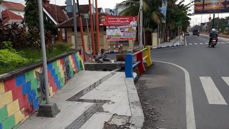 viral-foto-trotoar-di-mojokerto-yang-bisa-bahayakan-disabilitas