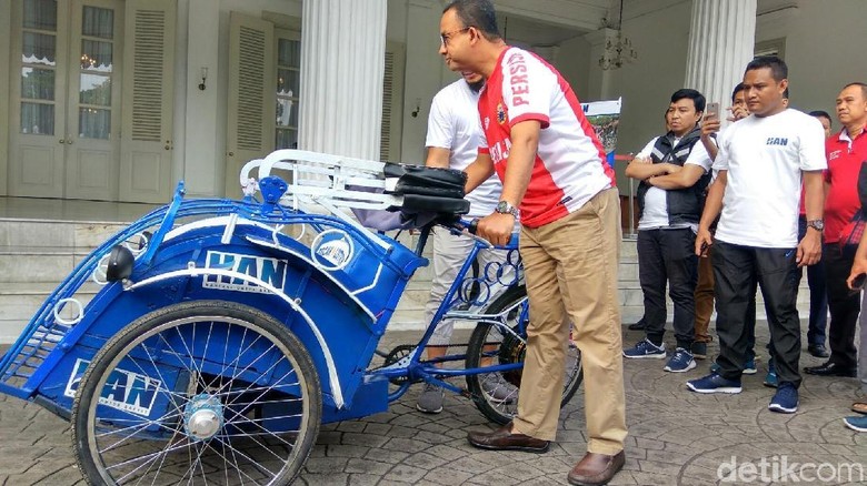 Anies: Tak Ada UU yang Larang Warga Jadi Tukang Becak