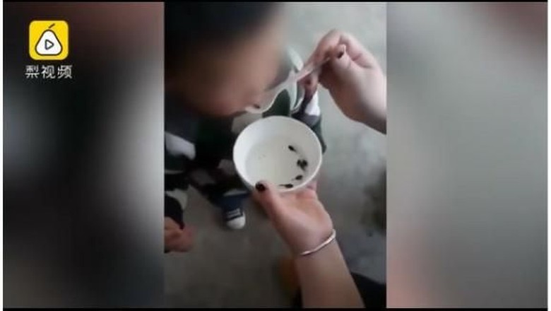 Viral, Video Anak di China Diberi Makan Kecebong Hidup