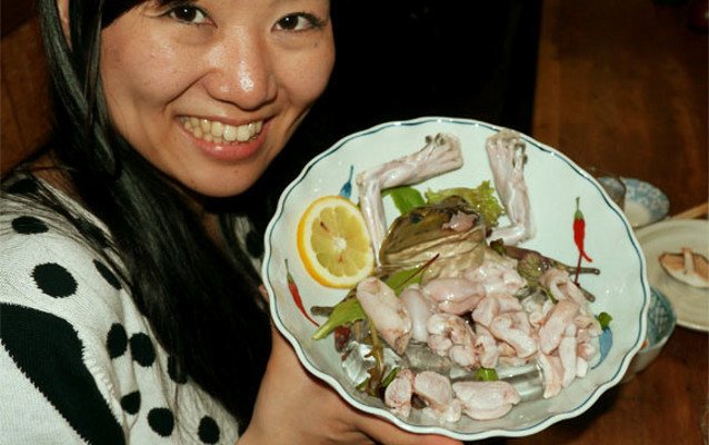 6 Makanan dengan Rasa Enak Ini Dibuat dengan Cara Sadis, Ada Otak Kera Hidup!