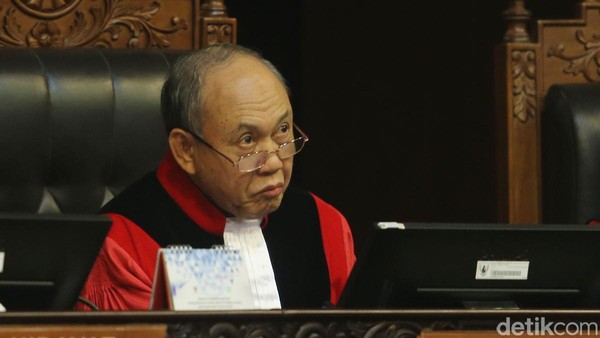 Hakim Konstitusi Wahiduddin Adams Sentil Jokowi soal Revisi UU KPK