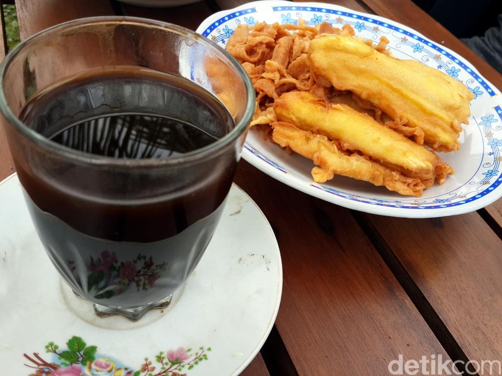 5 Hal Yang Sering Dilakukan Orang Indonesia Saat Minum Kopi