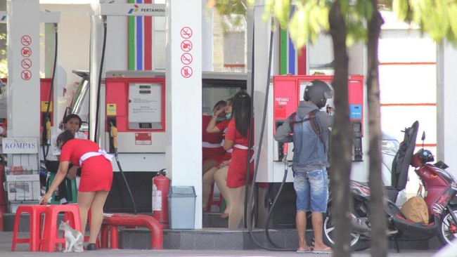Bikin Heboh, Petugas SPBU Berpakaian Dress Mini Layani Pengendara