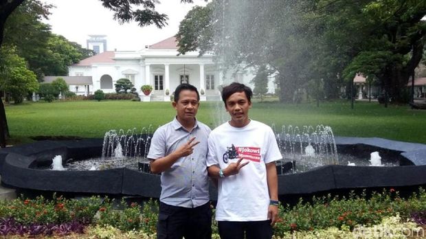 Berani Colek Jokowi Sambil Telanjang Dada & Nyeker, Bona Diundang ke Istana