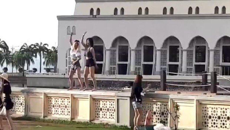 video-viral-turis-joget-di-depan-masjid-kinabalu-bikin-geger