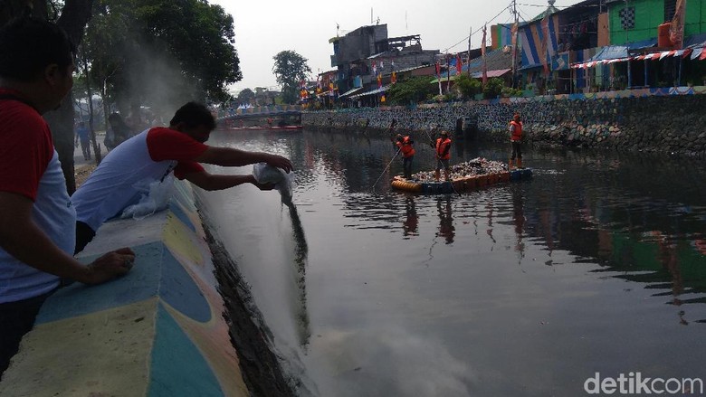 Ini Serbuk Penghilang Bau di Kali Item