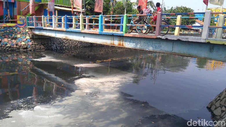 Ini Serbuk Penghilang Bau di Kali Item