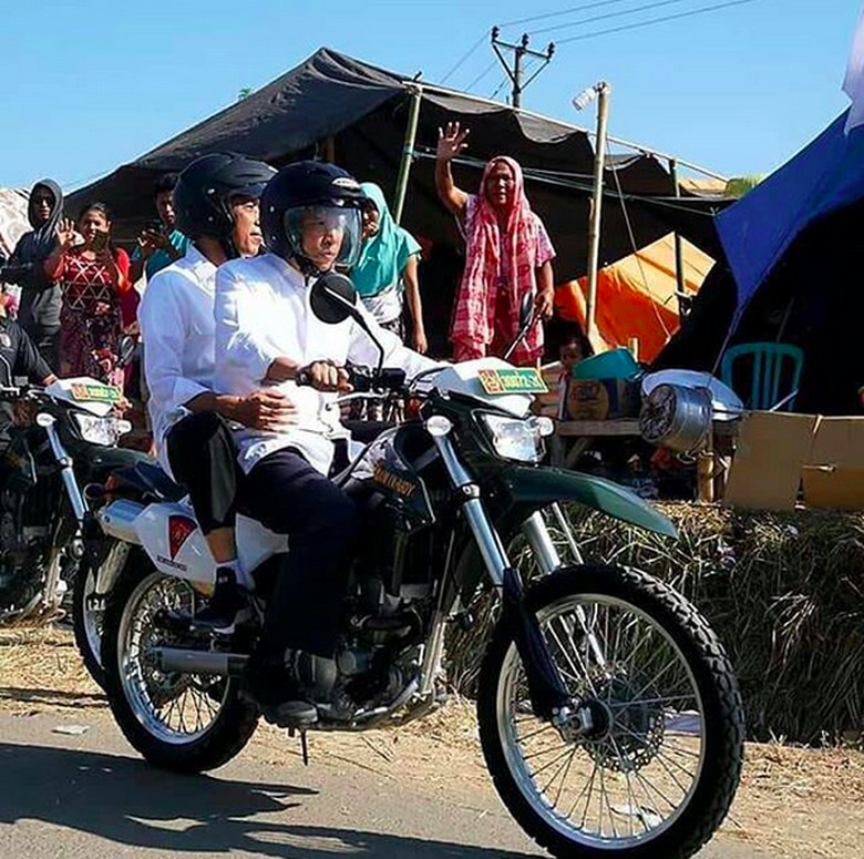 Tinjau Lombok, TGB Bonceng Jokowi Naik Kawasaki KLX