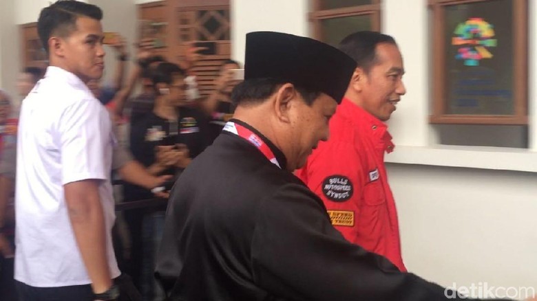 Potret Pelukan Bertiga Jokowi-Prabowo-Peraih Emas Pencak Silat