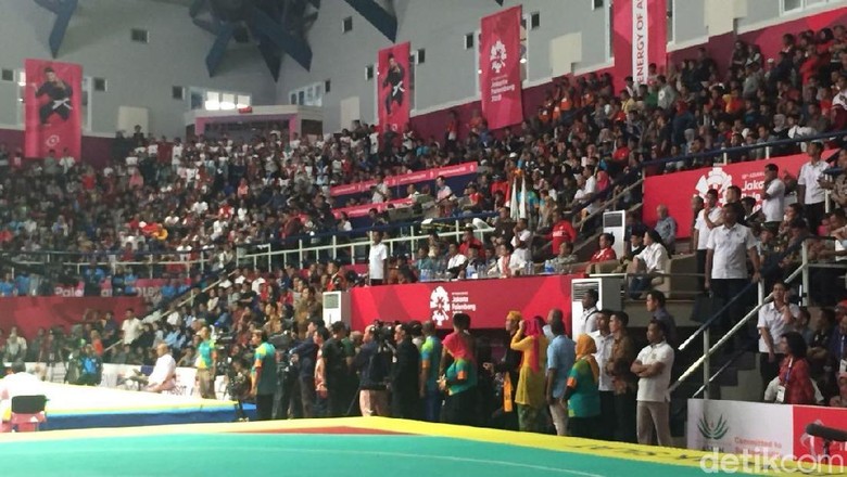 Potret Pelukan Bertiga Jokowi-Prabowo-Peraih Emas Pencak Silat
