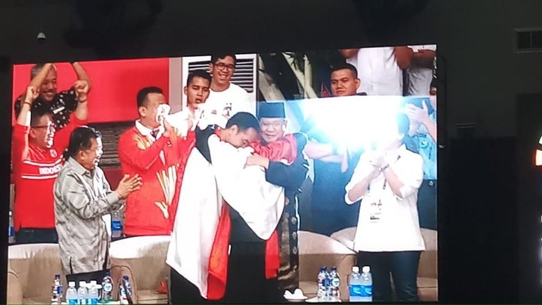 Potret Pelukan Bertiga Jokowi-Prabowo-Peraih Emas Pencak Silat