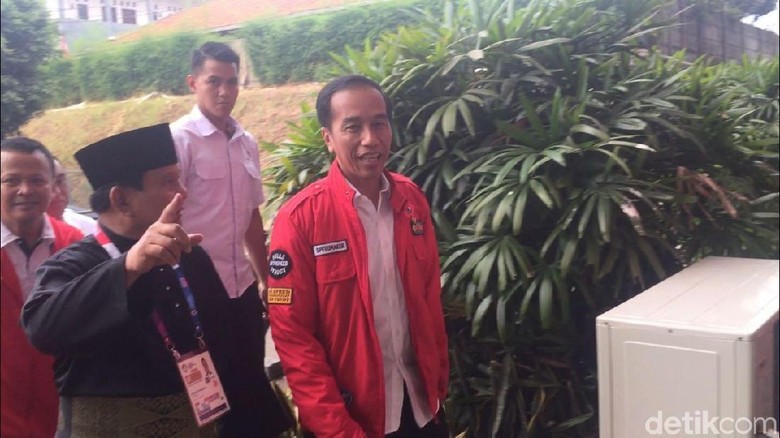 Potret Pelukan Bertiga Jokowi-Prabowo-Peraih Emas Pencak Silat