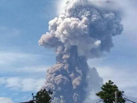 Musibah Bertubi2: Gunung Soputan Erupsi, Abu Vulkanik Setinggi 4 Km