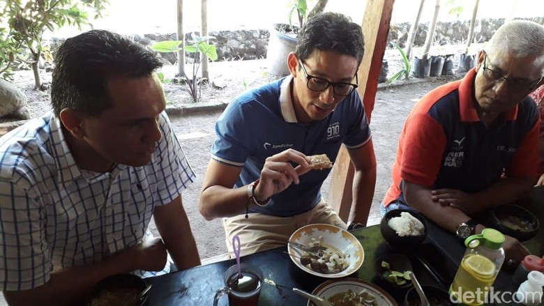 Sarapan Soto di Klaten, Sandiaga Makan Tempe Setebal Lima Kartu ATM