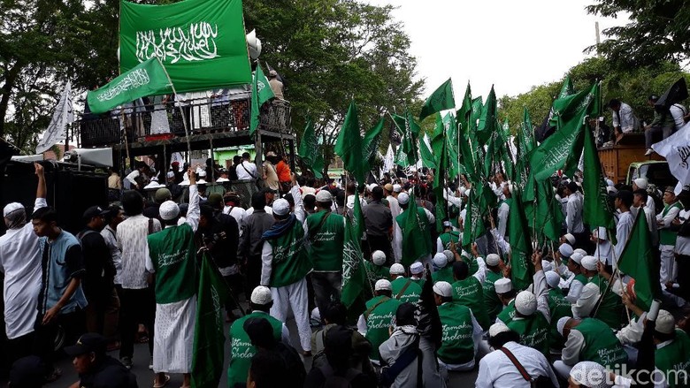 Video Seorang Polisi yang Sabar Menghadapi Provokasi Massa PA 212 di Solo