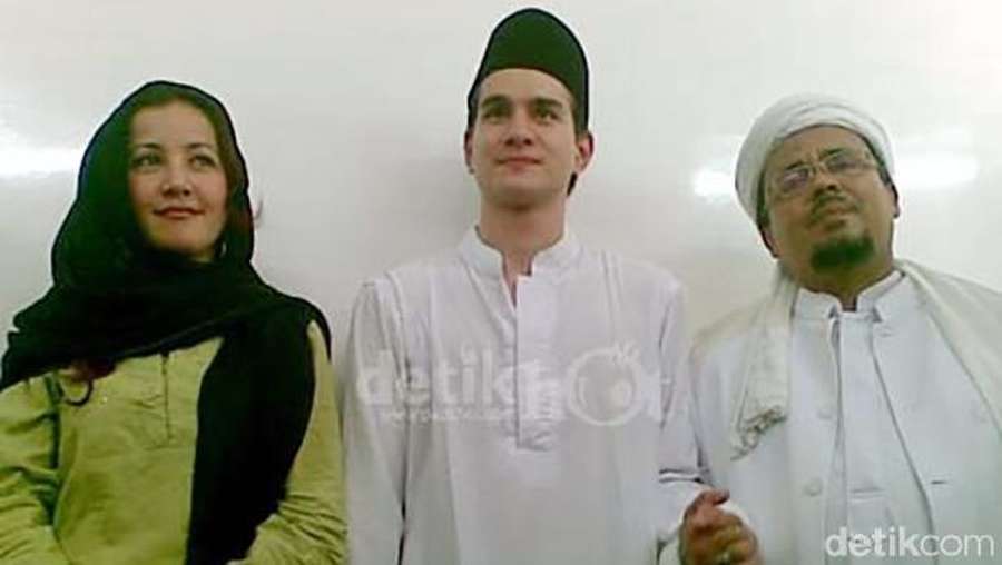 Mualaf di Depan Habib Rizieq, Steve Emmanuel Pindah Agama Lagi