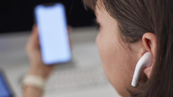 Hindari Menggunakan Earphone Bluetooth Saat Naik Pesawat