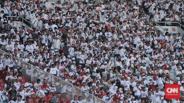 Petugas Damkar Semprot Air ke Tengah Massa Jokowi di GBK
