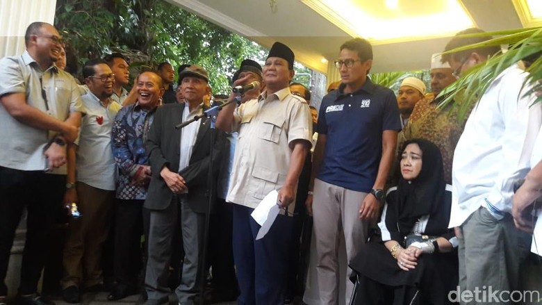 Potret Ekspresi Sandiaga Saat Dampingi Prabowo Deklarasi
