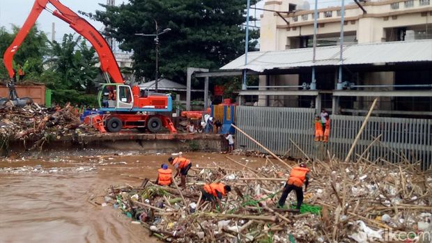 Pantau Pintu Air Manggarai, Anies: Sampahnya 170 Ton Kurang 24 Jam