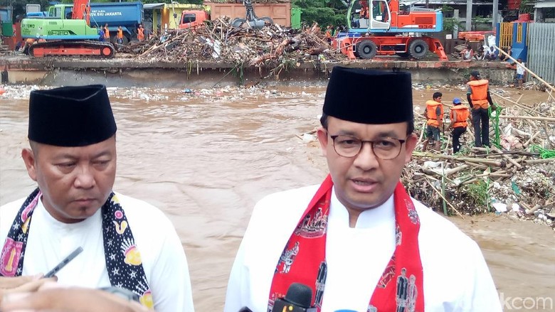 Pantau Pintu Air Manggarai, Anies: Sampahnya 170 Ton Kurang 24 Jam