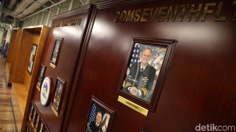 Melihat Bagian Dalam USS Blue Ridge