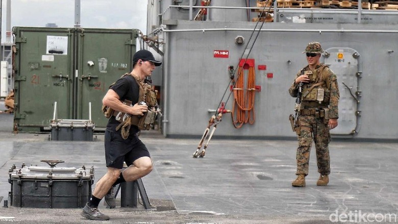 Melihat Bagian Dalam USS Blue Ridge
