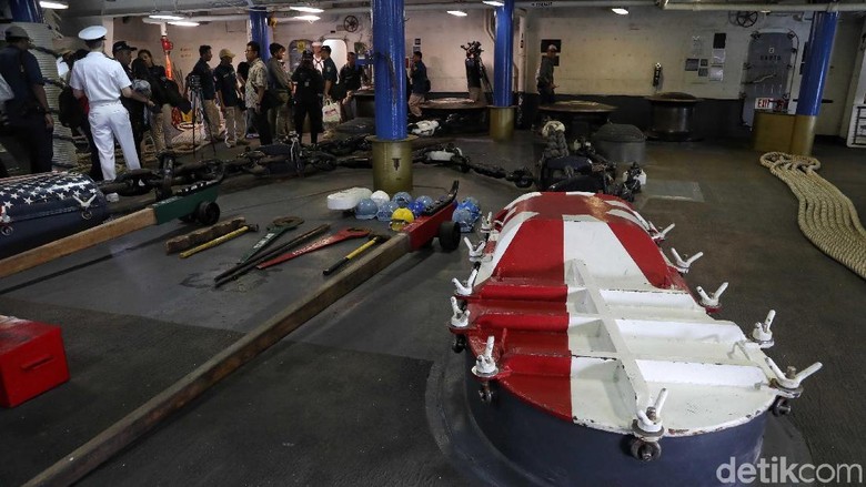 Melihat Bagian Dalam USS Blue Ridge