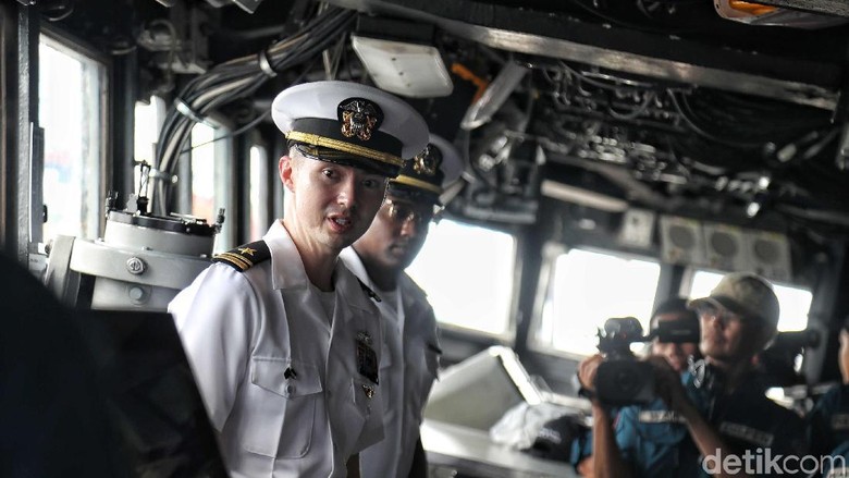 Melihat Bagian Dalam USS Blue Ridge